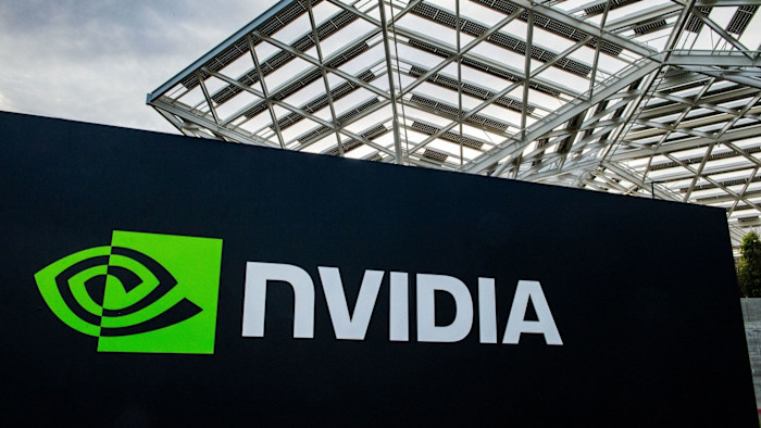 엔비디아 본사 대형 간판에 표시된 Nvidia 로고와 배경의 현대적인 유리·철골 구조물.