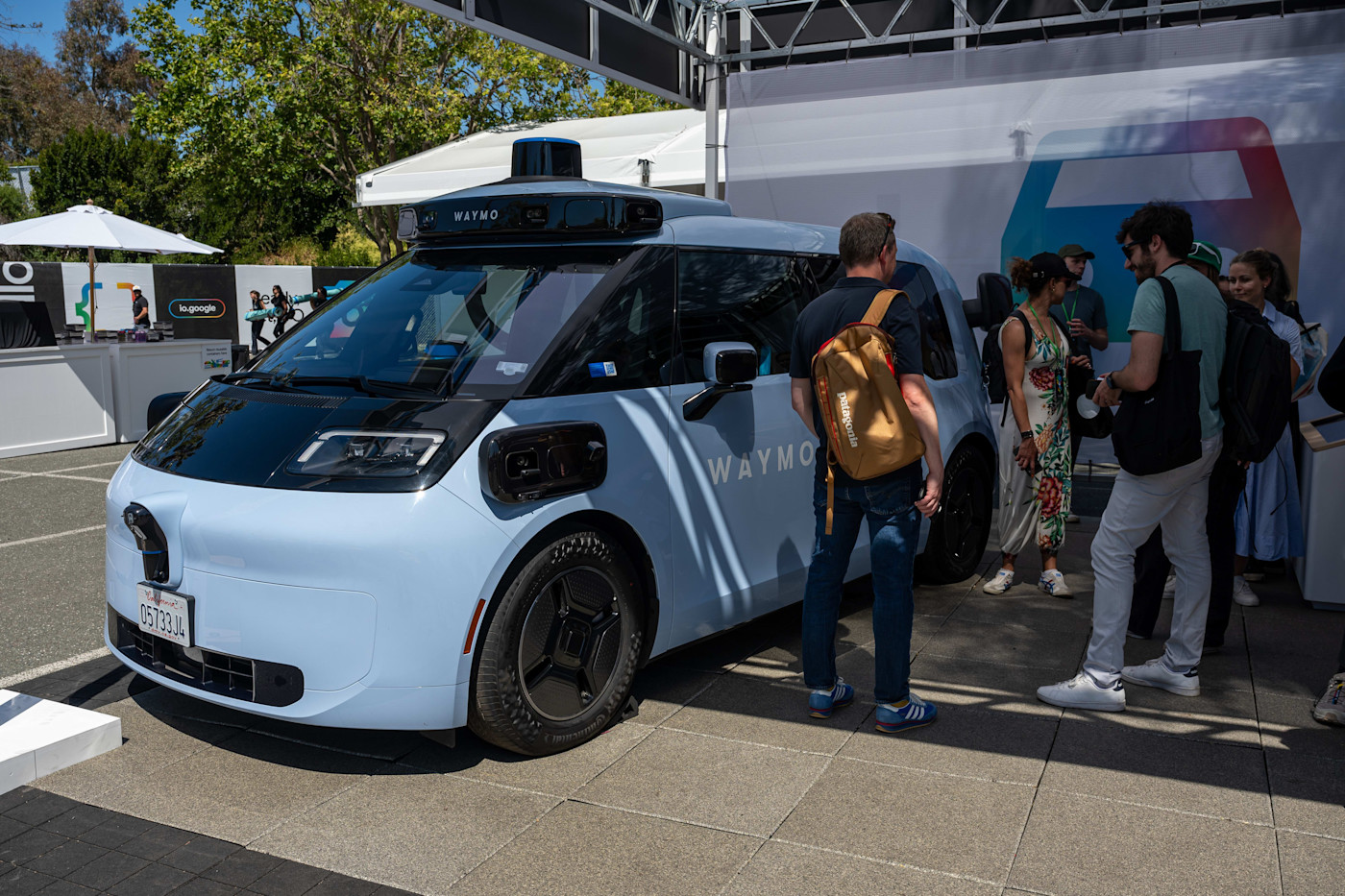Google I/O 개발자 콘퍼런스에서 여러 사람이 Waymo 자율주행 차량을 둘러보고 있다.