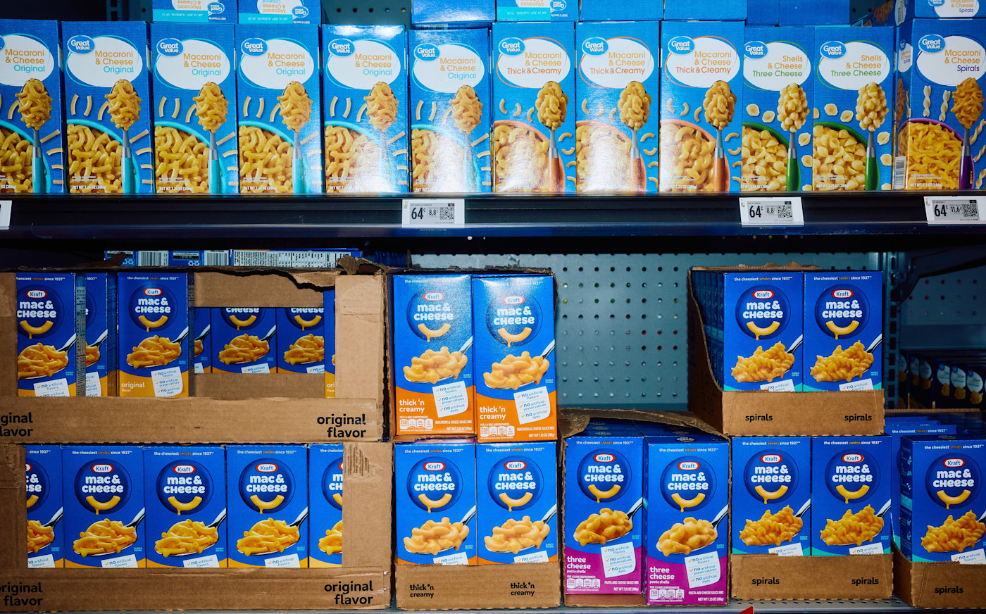 Walmart 자체 브랜드 제품보다 3분의 1 저렴하게 판매 중인 Kraft Heinz 맥앤치즈 옆에 진열된 Walmart 자체 브랜드 맥앤치즈