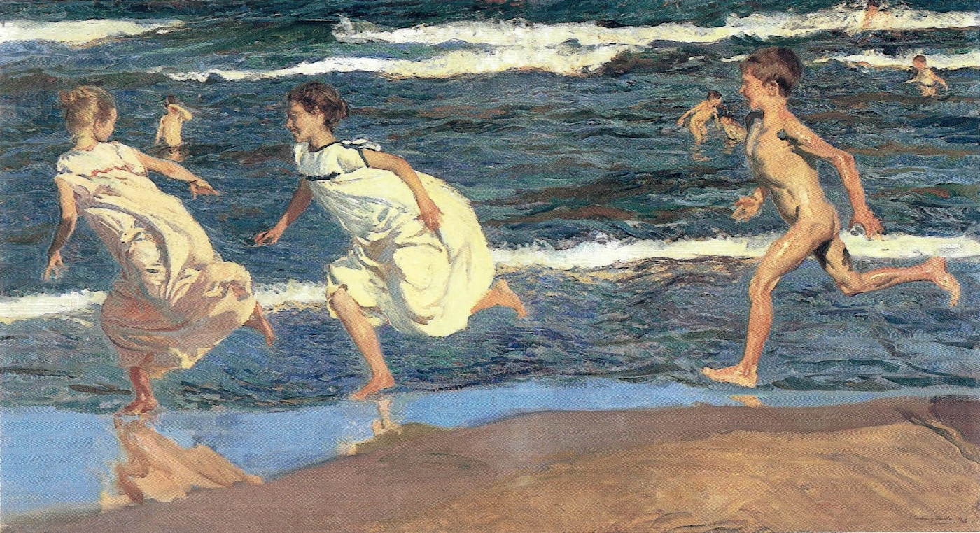 인상파 스타일로 그린 그림. 옅은색 드레스를 입은 소녀 두 명과 알몸의 어린 소년이 파도 가까이 해변을 달리고 있다.