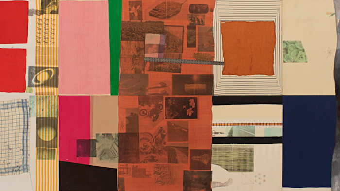 Half a Grandstand (Spread), 1978, 합판 패널에 오브제와 천, 아크릴, 솔벤트 전사 및 콜라주, 182.9 × 640.1 × 5.1cm(72 × 252 × 2인치)(RR 1095)