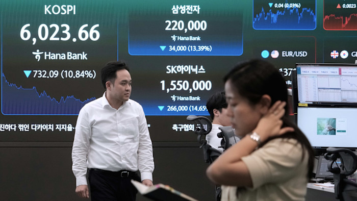 코스피·SK하이닉스·삼성전자 주가의 급락을 보여주는 대형 화면 앞 사무실의 트레이더들.