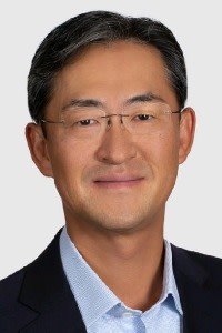 바클레이스 투자은행 공동 CEO 마이크 주가 안경을 쓰고 짙은색 정장 재킷을 입은 채 미소 짓고 있다.