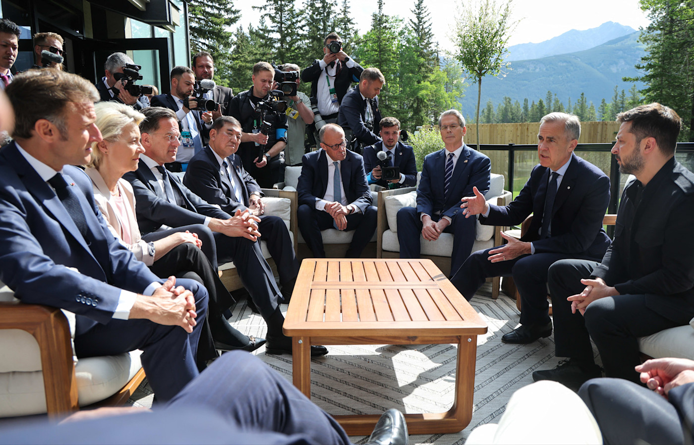 G7 정상회의에서 에마뉘엘 마크롱, 우르줄라 폰데어라이엔, 마르크 뤼터, 이시바 시게루, 프리드리히 메르츠, 스콧 베센트, 마크 칼니, 볼로디미르 젤렌스키가 함께 앉아 논의하고 있다