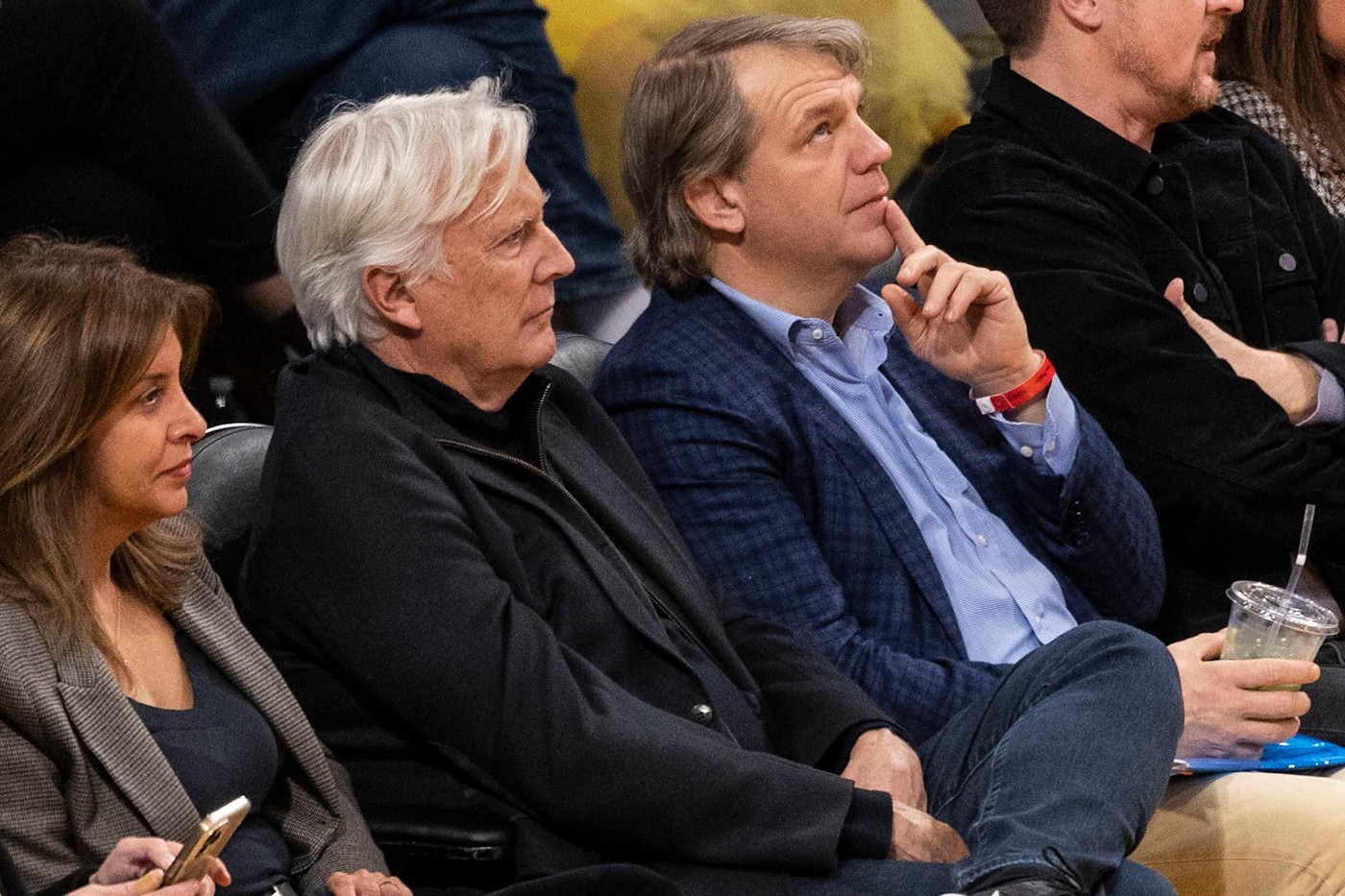 NBA 경기 코트사이드에 앉아 경기를 지켜보는 마크 월터와 토드 볼리.