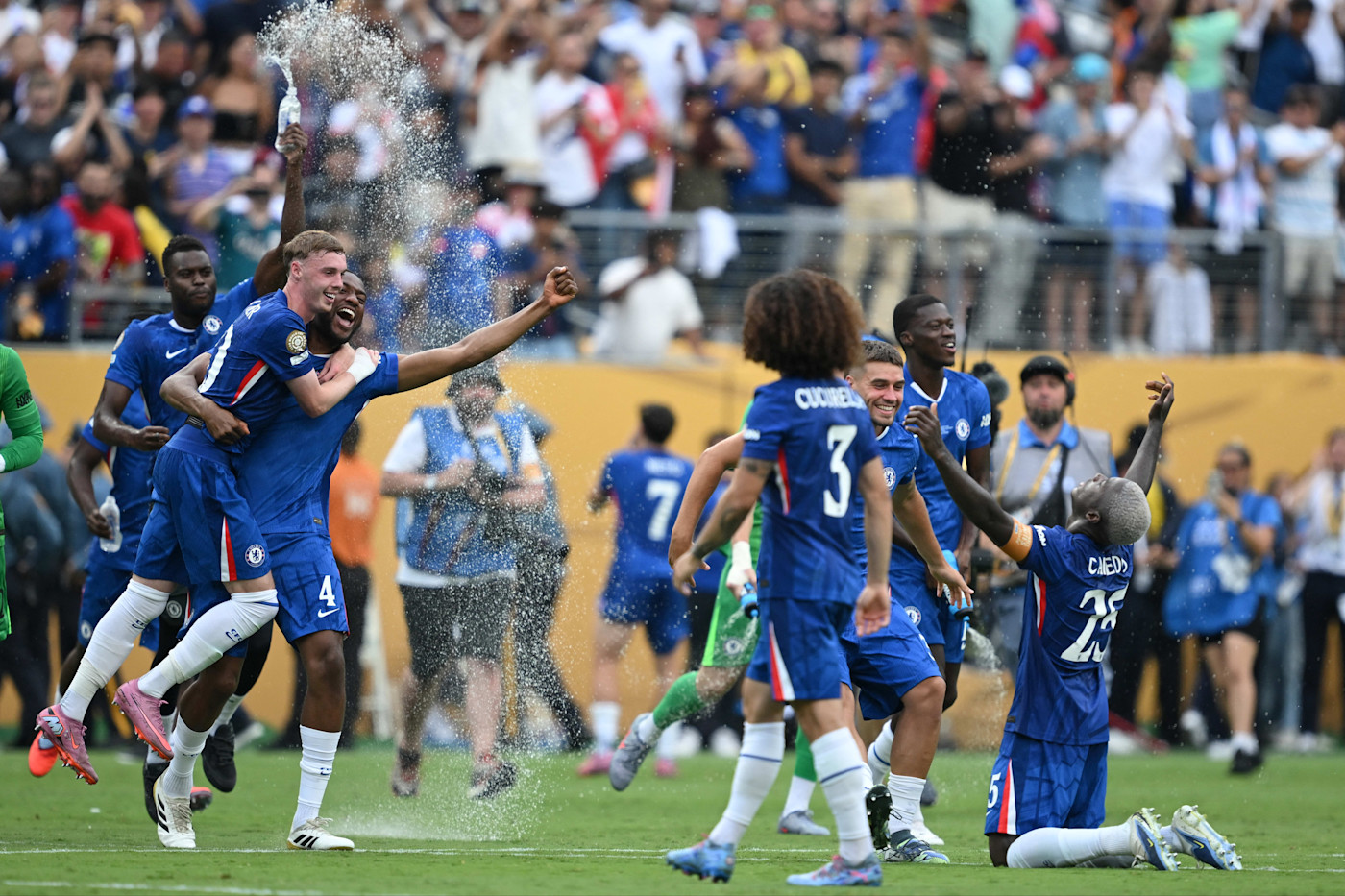 첼시 선수들이 파리 생제르맹을 꺾고 2025 FIFA 클럽 월드컵 결승에서 우승한 뒤 경기장에서 물을 뿌리며 기뻐하고 있다.