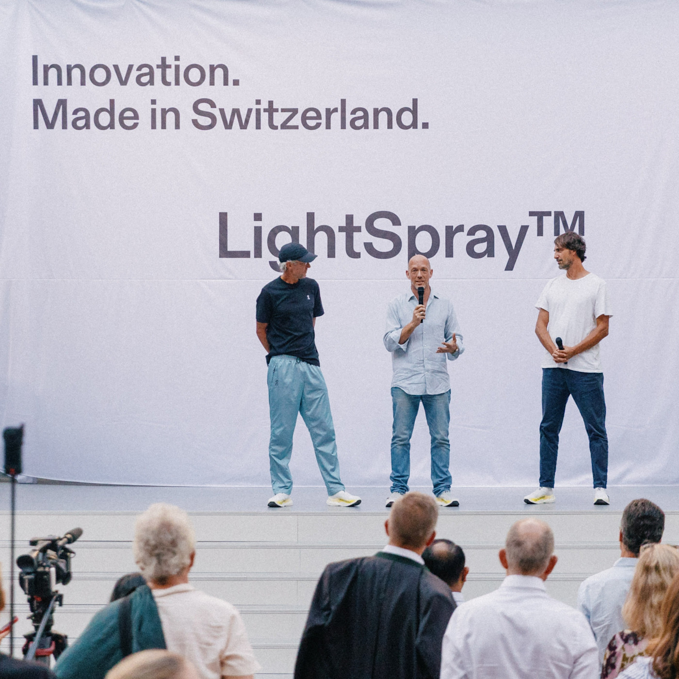 카스파르 코페티, 데이비드 알레만, 올리비에 베른하르트가 LightSpray™ 공장 개장 행사 무대에서 발언하고 있다.