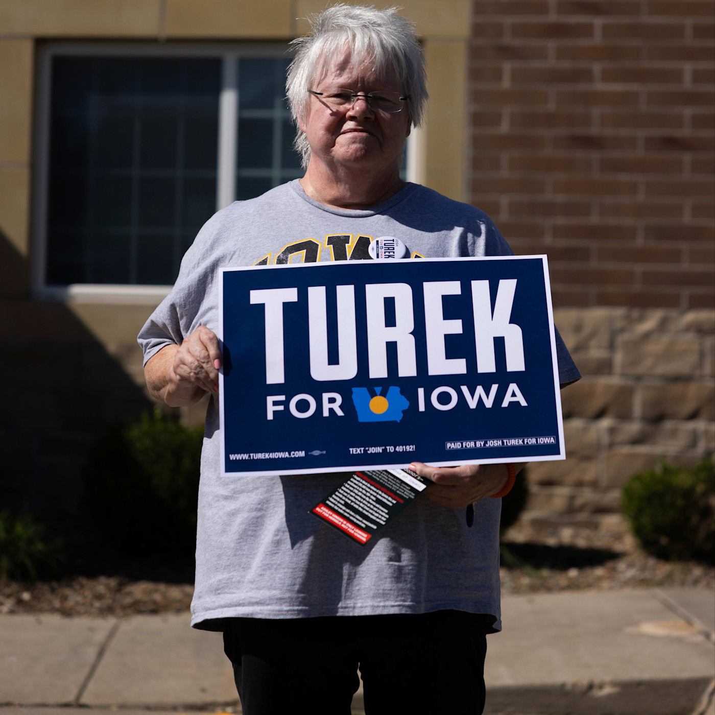 'Turek for Iowa'라는 문구가 적힌 표지판을 든 한 여성