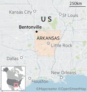 아칸소주 지도에서 주 북서부의 Bentonville을 강조 표시하고, 인근 도시로 Little Rock, Kansas City, St Louis, Dallas, Houston, New Orleans를 표시함.